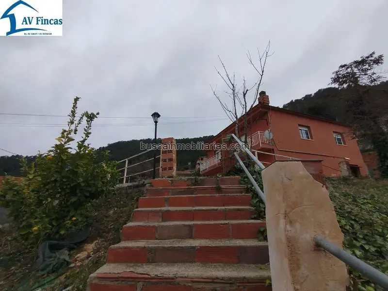 Casa en Venta Vallirana: Amplia y Cómoda Vivienda Familiar
