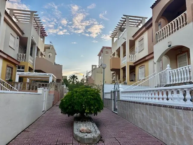 Apartamento 2 Dormitorios La Florida Solarium Piscina Comunitaria
