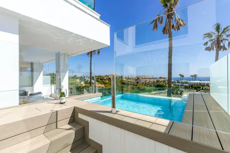 Apartamento de Lujo en Málaga 2 Dormitorios Vistas al Mar Piscina Privada