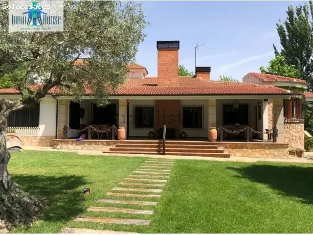 Chalet en Altos de Escucha con Jardin Piscina y 6 Dormitorios