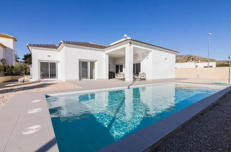 Villa Moderna en Pinoso 3 Dormitorios Piscina Privada