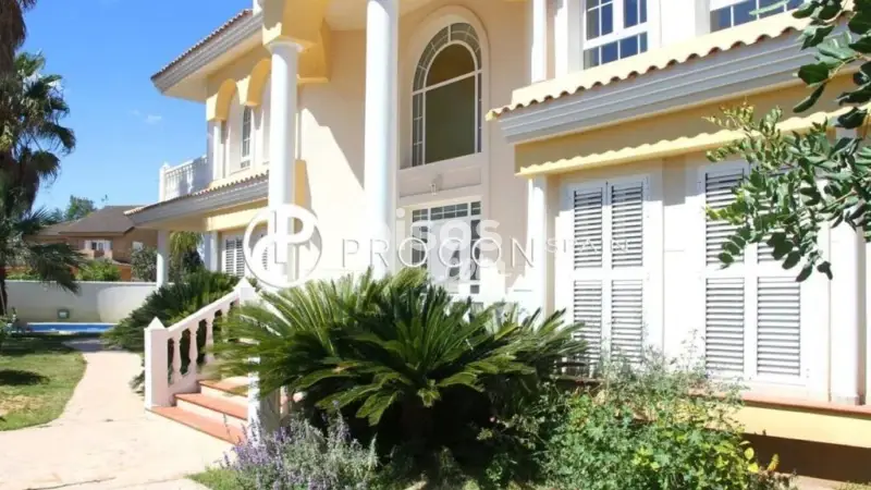 Chalet en Alquiler en L Eliana 500m2 4 Dormitorios Piscina