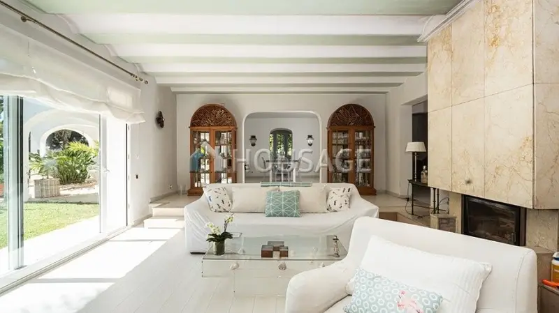 Villa en Los Monteros Marbella: Lujo, Piscina y Vistas Parciales al Mar