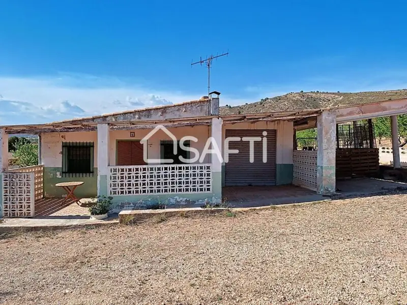 Casa de Campo en Villena 2 Dormitorios Cochera 18240m²