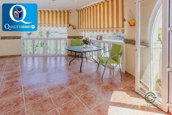 Chalet en Gran Alacant con Vistas Panorámicas y Piscina Privada
