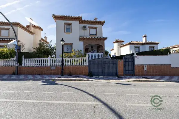 Casa Moderna en La Zubia cerca de Granada con Piscina y Jardin