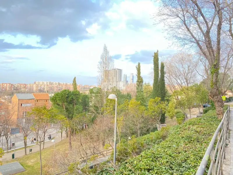 Piso en venta en Madrid: 3 dormitorios, terraza y aire acondicionado