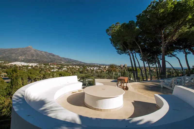 Villa de Lujo en Nueva Andalucía con Vistas al Mar