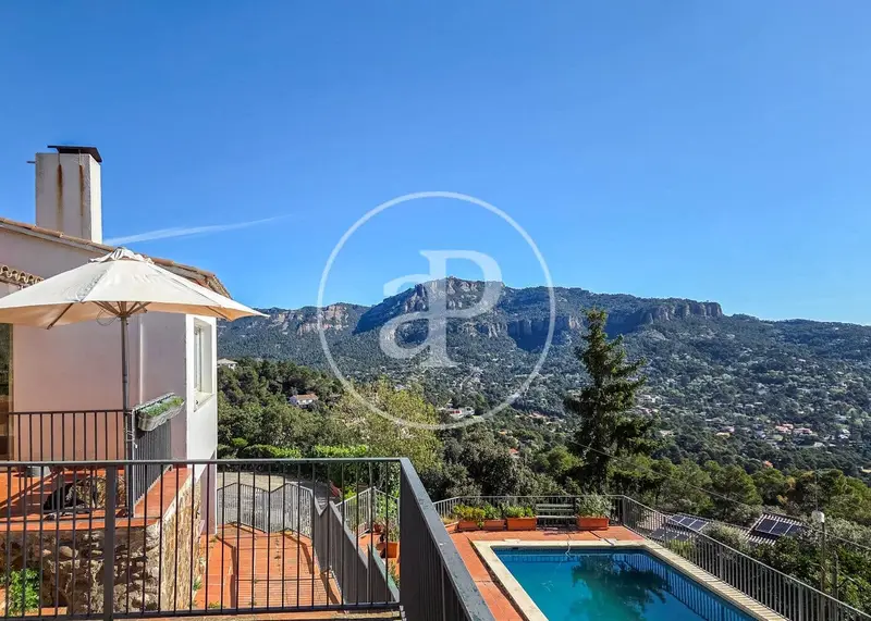 Chalet en Venta en Matadepera con Piscina y Vistas Panorámicas