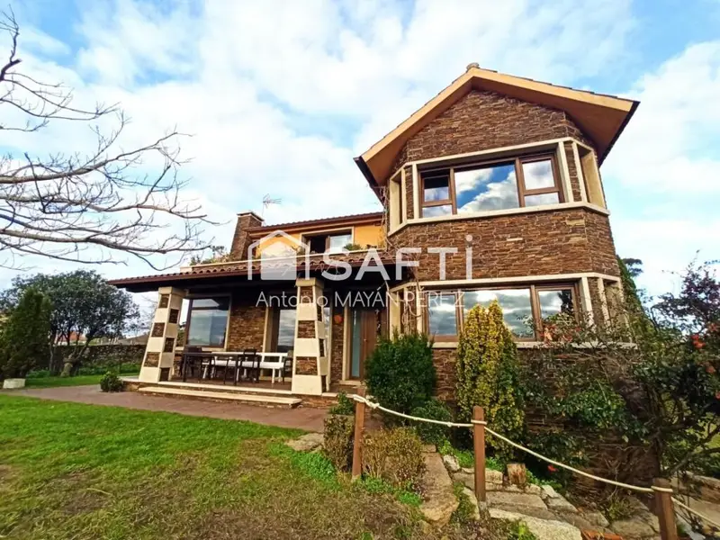 Venta de casa con terraza en Olveira (Ribeira)