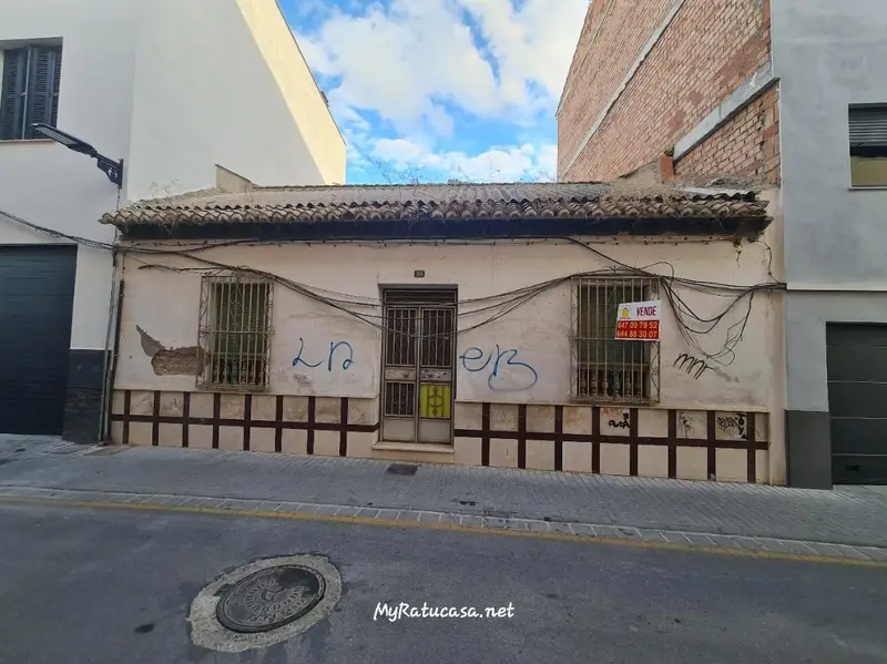 Venta Adosado con Patio en Maracena para Reconstruir