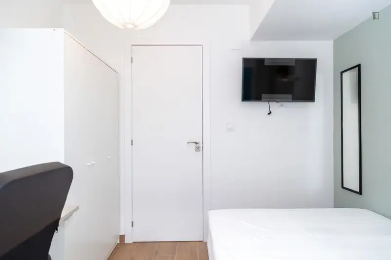 Habitacion amueblada con balcon ideal estudiantes profesionales