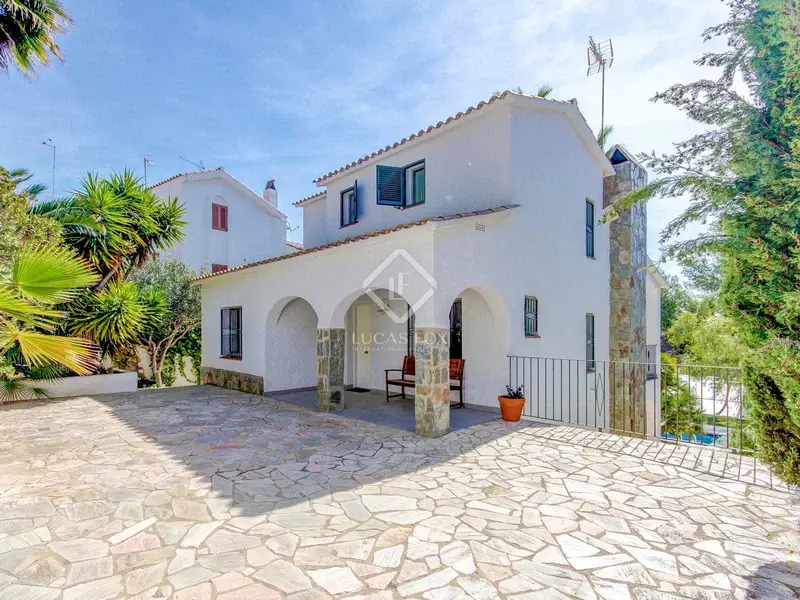 Chalet en Sitges con Piscina y Apartamento para Invitados
