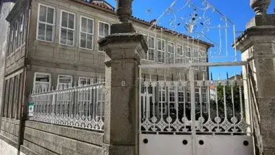 Casa 700m2 con Bajo Comercial y Jardin 1200m2 en A Guarda