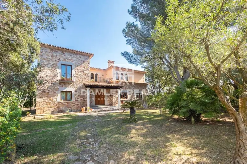 Chalet en Begur con 3 casas, piscina y jacuzzi
