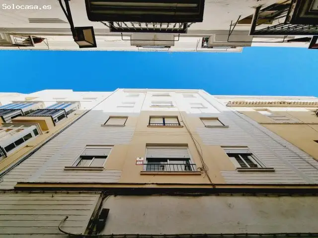 Piso espacioso en el centro de Cadiz, ideal para reformar