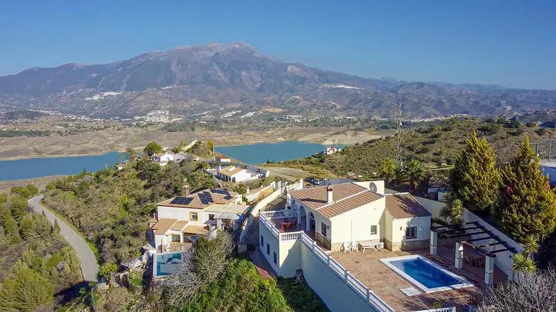 Villa 3 Dormitorios Los Romanes Vistas Lago Montaña