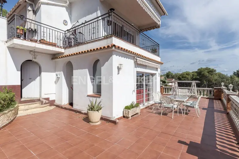 Finca Rural en Cubelles con Vistas al Mar y Dos Viviendas