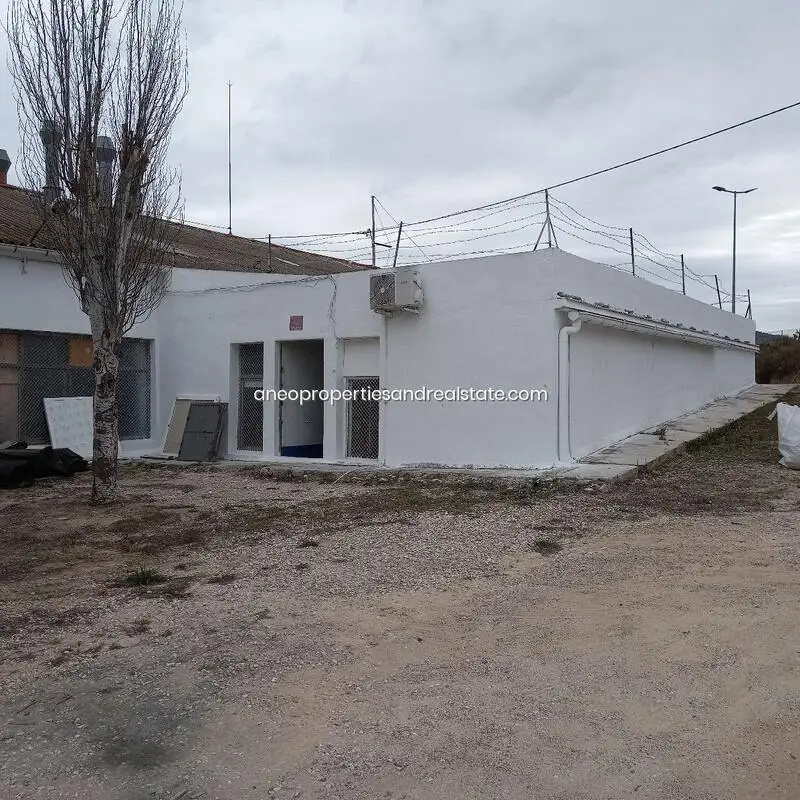 Nave Urbana con Patio Grande y Posibilidad Residencial