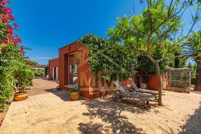 Villa de 7 Dormitorios en Punta Prima con Vistas al Mar