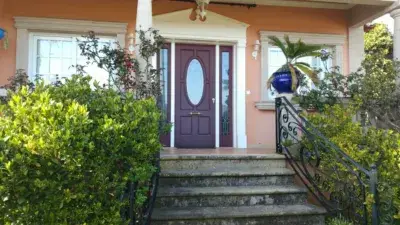 Casa en Venta Tomiño: Lujosa Propiedad con Piscina y Casa de Invitados