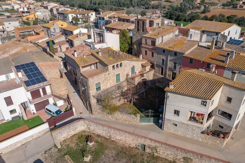 Casa Rústica en Garrigoles 5 Dormitorios Jardin 360m2