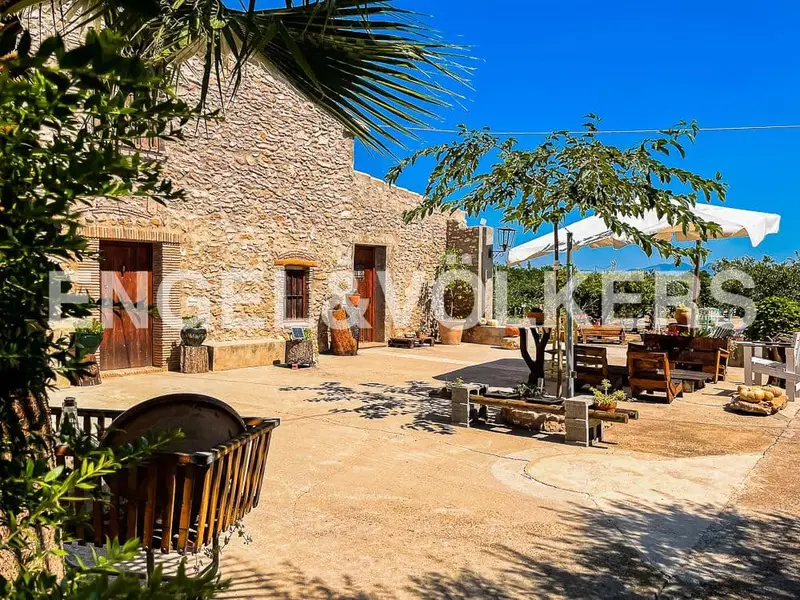 Finca Rural en Almassora con 3 Casas y Jardines