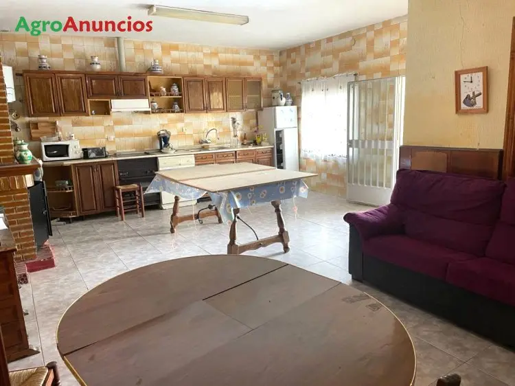 Venta  de Casa con dos almacenes en jardín en Toledo