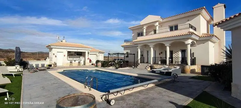 Villa de Lujo en Pinoso 4 Dormitorios Piscina Privada