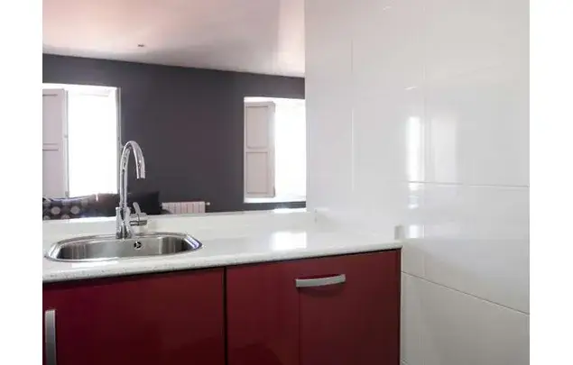 Apartamento 2 Dormitorios Madrid Centro Cocina Roja