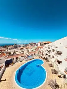 Atico 3 Dormitorios Los Cristianos Piscina Climatizada Vistas al Mar