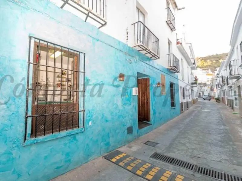 Adosado en Torrox Centro: Vivienda u Oportunidad de Negocio