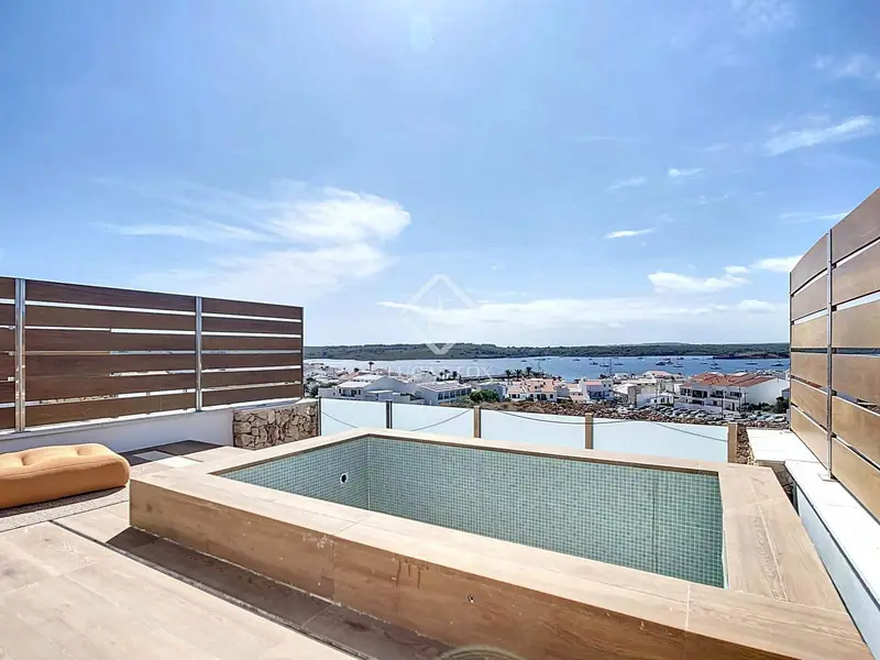 Chalet de Lujo en Venta en Menorca con Piscina Privada y Vistas al Mar