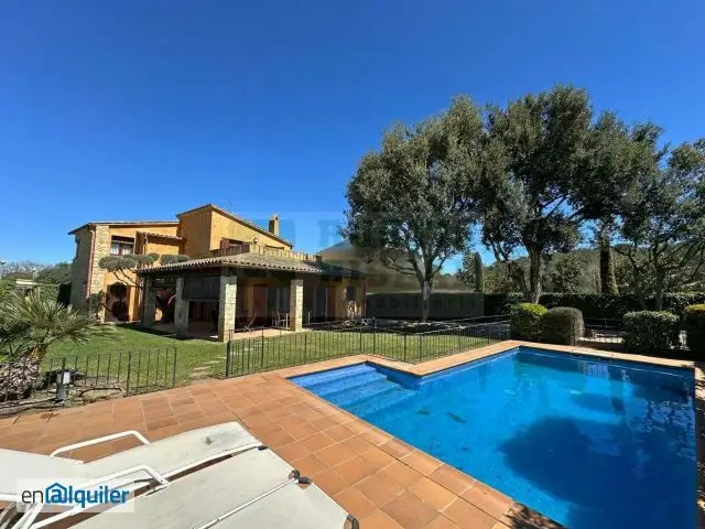 Alquiler casa amueblada terraza jardin piscina Costa Brava