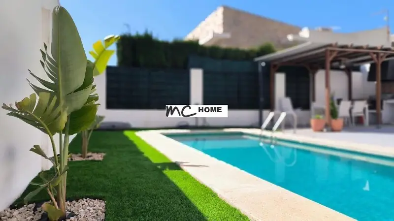 Chalet en Polop con Piscina y Paneles Solares