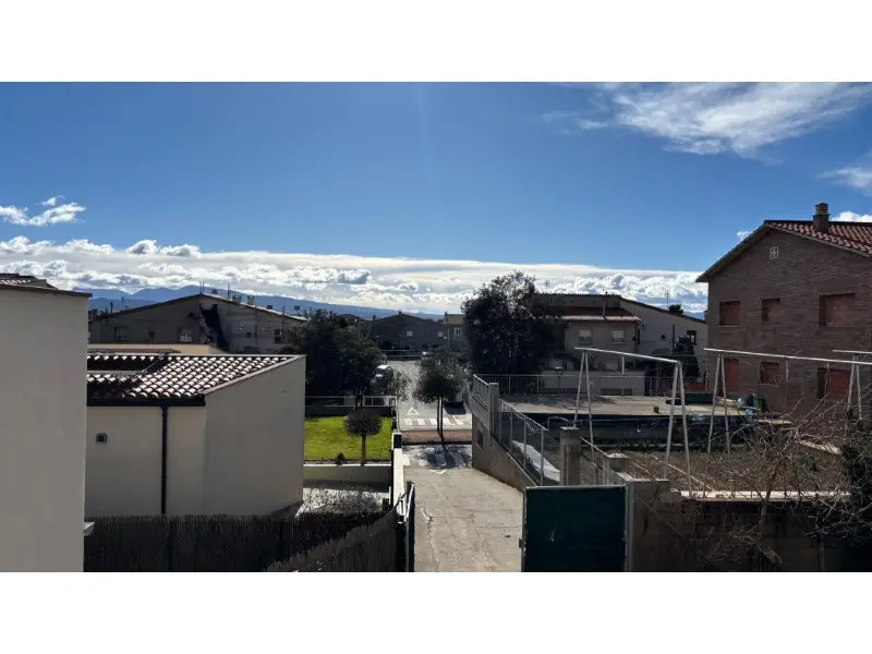 Casa en Manlleu con Jardin y Garaje Cerca del Centro