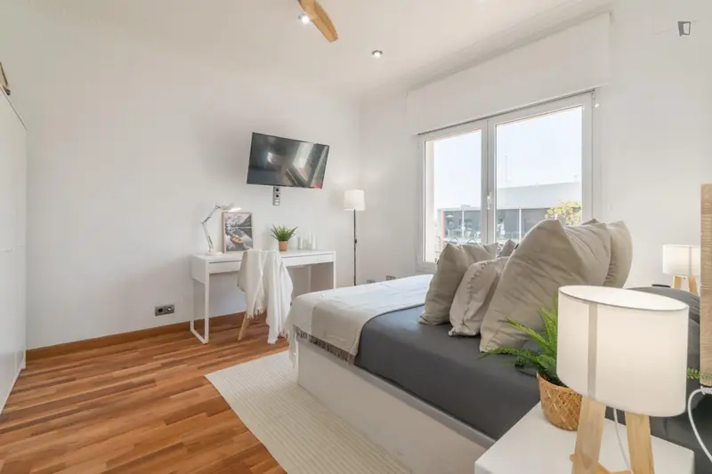 Habitacion Doble Amueblada en Sarria con Smart TV