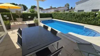 Chalet en Empuriabrava con Piscina y Garaje Cerca del Puerto