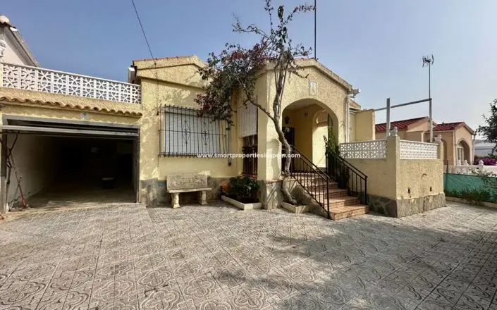 Villa 3 Dormitorios en Venta La Marina Urb
