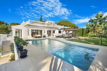 Villa en Elviria con Vistas al Mar Impresionantes