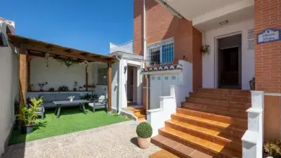 Chalet con 4 Dormitorios y Piscina Jardin en Venta