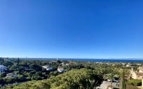 Casa en Elviria con Vistas Panorámicas al Mar