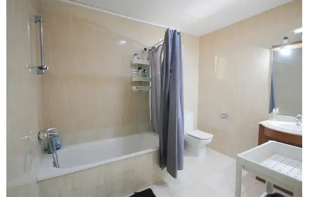 Habitacion amueblada en piso de 120m2 en Barcelona