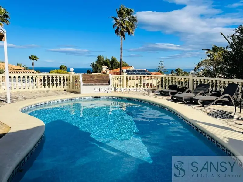 Villa en Dénia con Piscina Privada y Vistas al Mar