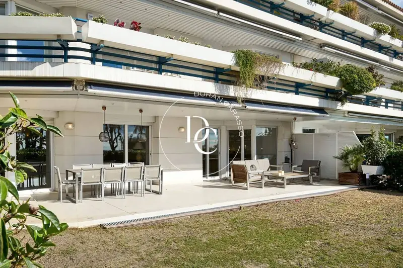 Apartamento en primera linea de playa Sitges con jardin privado