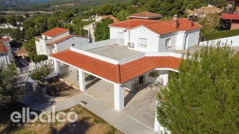 Chalet Mediterraneo en La Mora con 3 Habitaciones y Gran Jardin