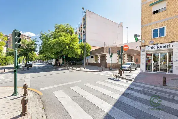 Local Comercial y Vivienda en Avda de Cádiz 400m²