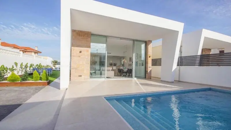Villa en venta Torrevieja 3 dormitorios 2 baños nueva