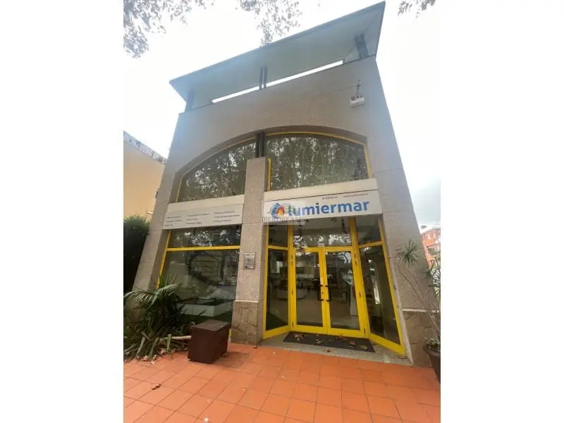 Edificio con vivienda y local comercial en Casteldefells