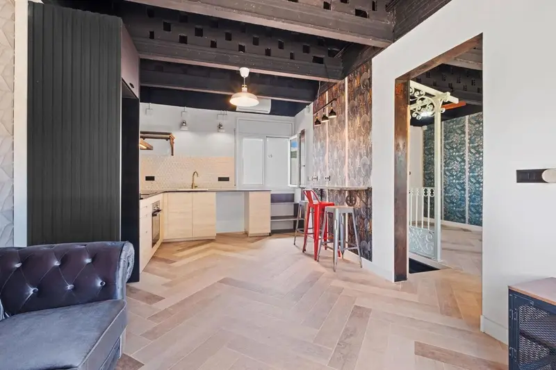 Alquiler Temporal Girona: Casa Reformada con Terraza y Parking